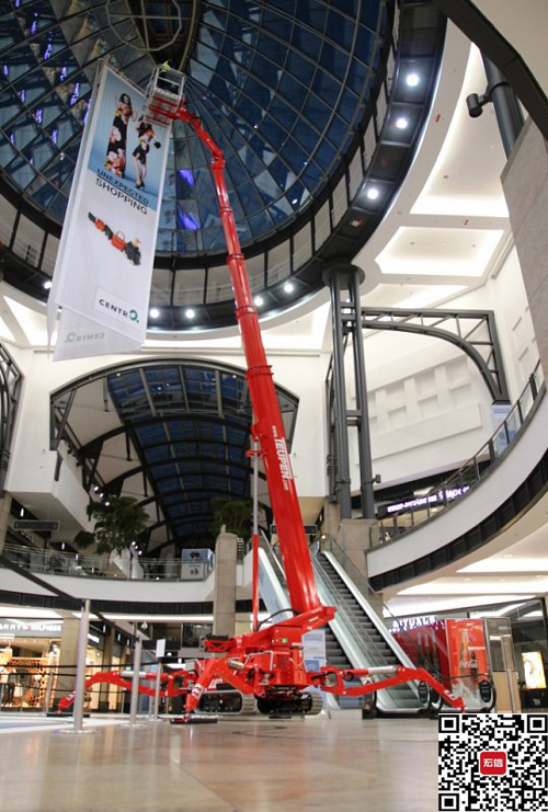 图本蜘蛛式高空作业车应用于商场内部高空广告安装作业施工