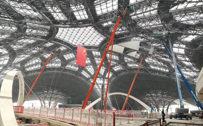 高空作业平台应用于北京亦庄高铁站结构件和吊顶安装