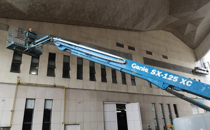 宏信建发高空车用于海南国际会展中心二期幕墙施工作业