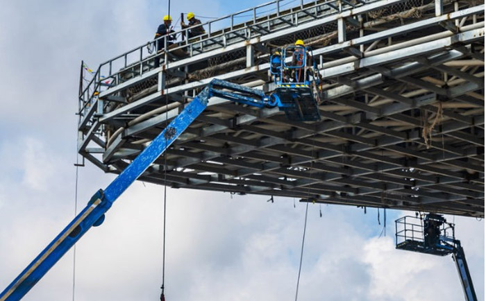 宏信建发高空车用于海南国际会展中心二期钢结构安装施工作业